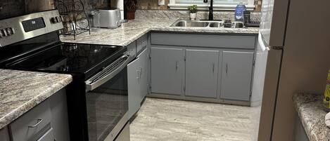 Microondas, horno, parrilla de estufa y lavavajillas