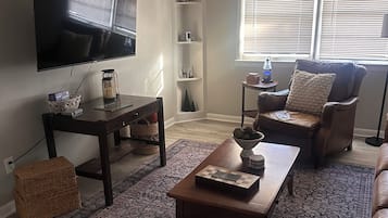 Una Smart TV, una chimenea, videojuegos