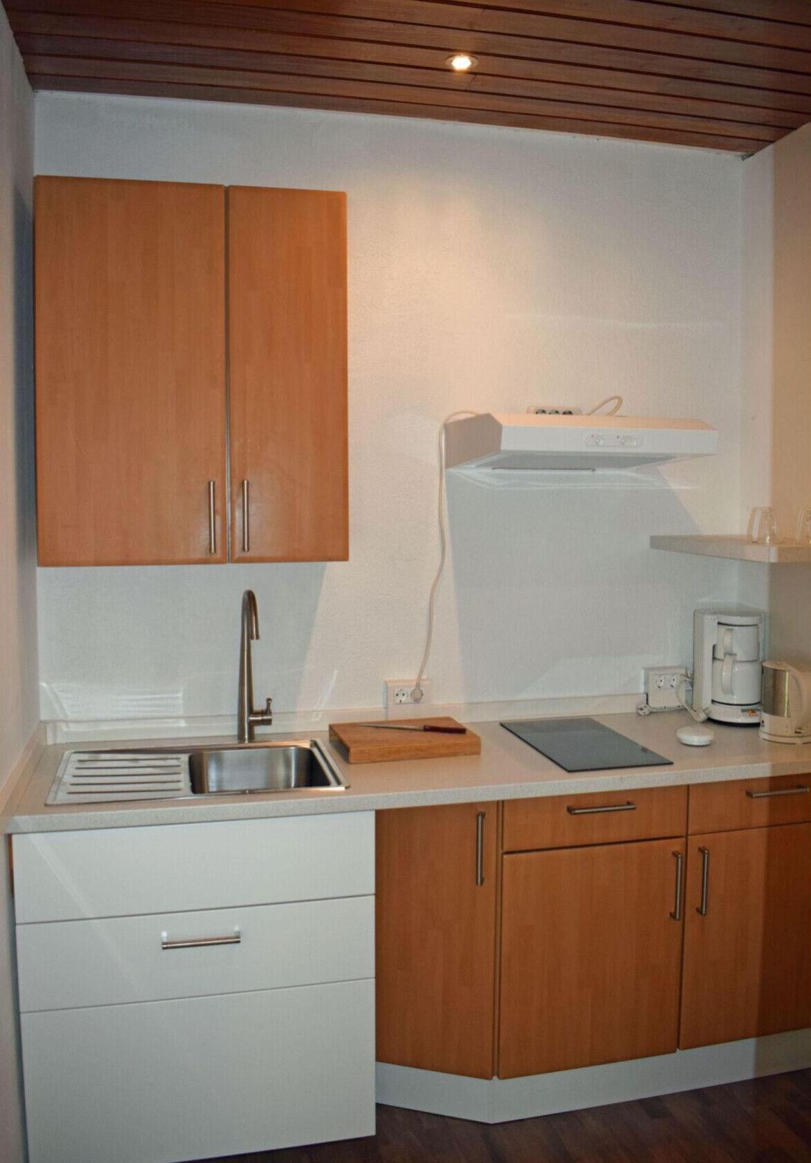 Kühlschrank, Mikrowelle, Herdplatte, Wasserkocher