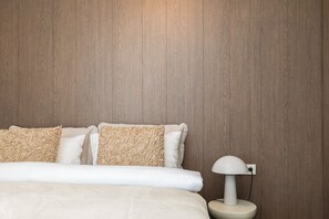 Een bureau, een strijkplank/strijkijzer, wifi, beddengoed