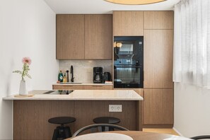 Réfrigérateur, four à micro-ondes, un four, surface de cuisson