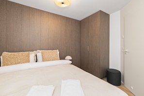 Desk, iron/ironing board, WiFi, bed sheets