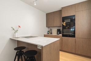 Réfrigérateur, four à micro-ondes, un four, surface de cuisson