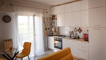 Een microgolfoven, een oven, een kookplaat