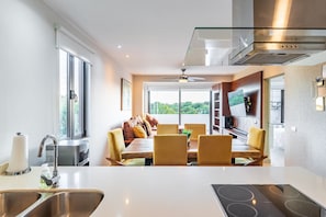 Fridge, microwave, oven, coffee/tea maker