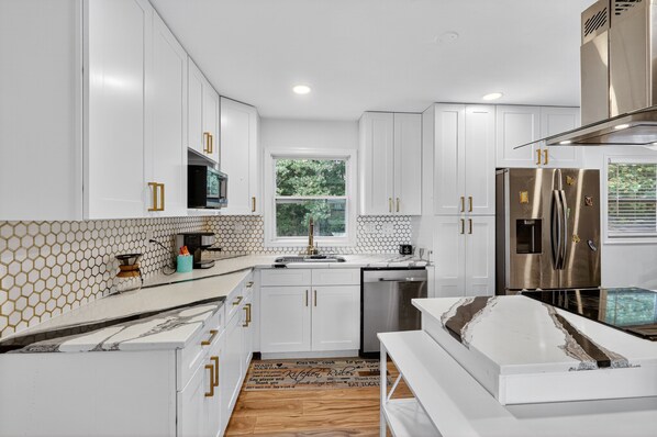 ثلاجة، ميكروويف، فرن، غسالة أطباق