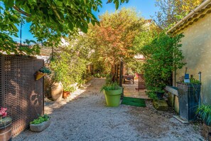 Property grounds - Apartment 'Gîte Marie - Monteux' with Private Pool, Wi-Fi and Air Conditioning (Monteux)