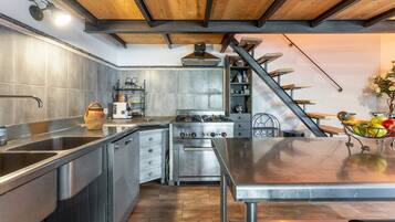 KylskÄp, mikrovÄgsugn, ugn och spishÀll