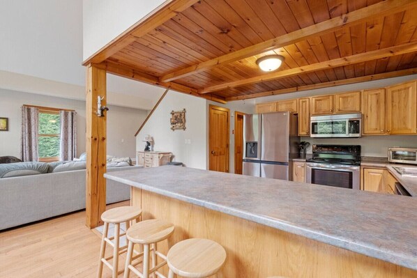 Réfrigérateur, four à micro-ondes, un four, surface de cuisson