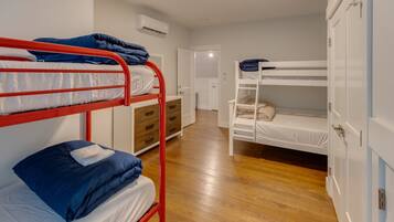 4 slaapkamers, een bureau, reisbedje, wifi