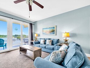 Condo, varias camas (Laketown Wharf 331) | Área de sala de estar