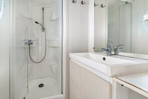 Dusche, kostenlose Toilettenartikel, Haartrockner