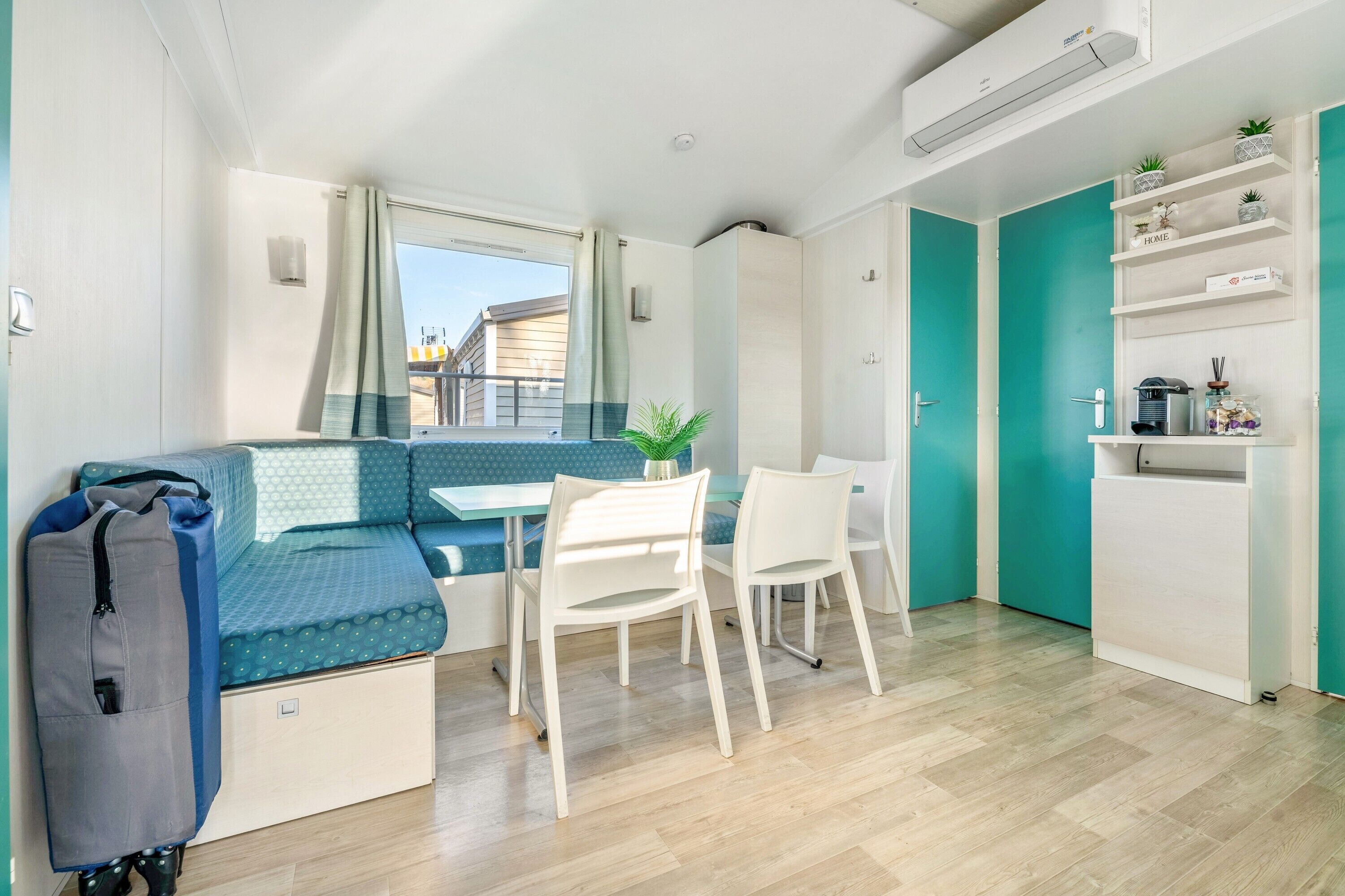 Flatscreentelevisie en een tafeltennistafel