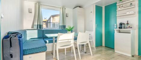 Flachbildfernseher, Tischtennisplatte