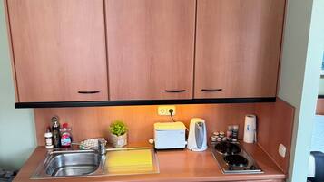 Fridge, stovetop, electric kettle, toaster