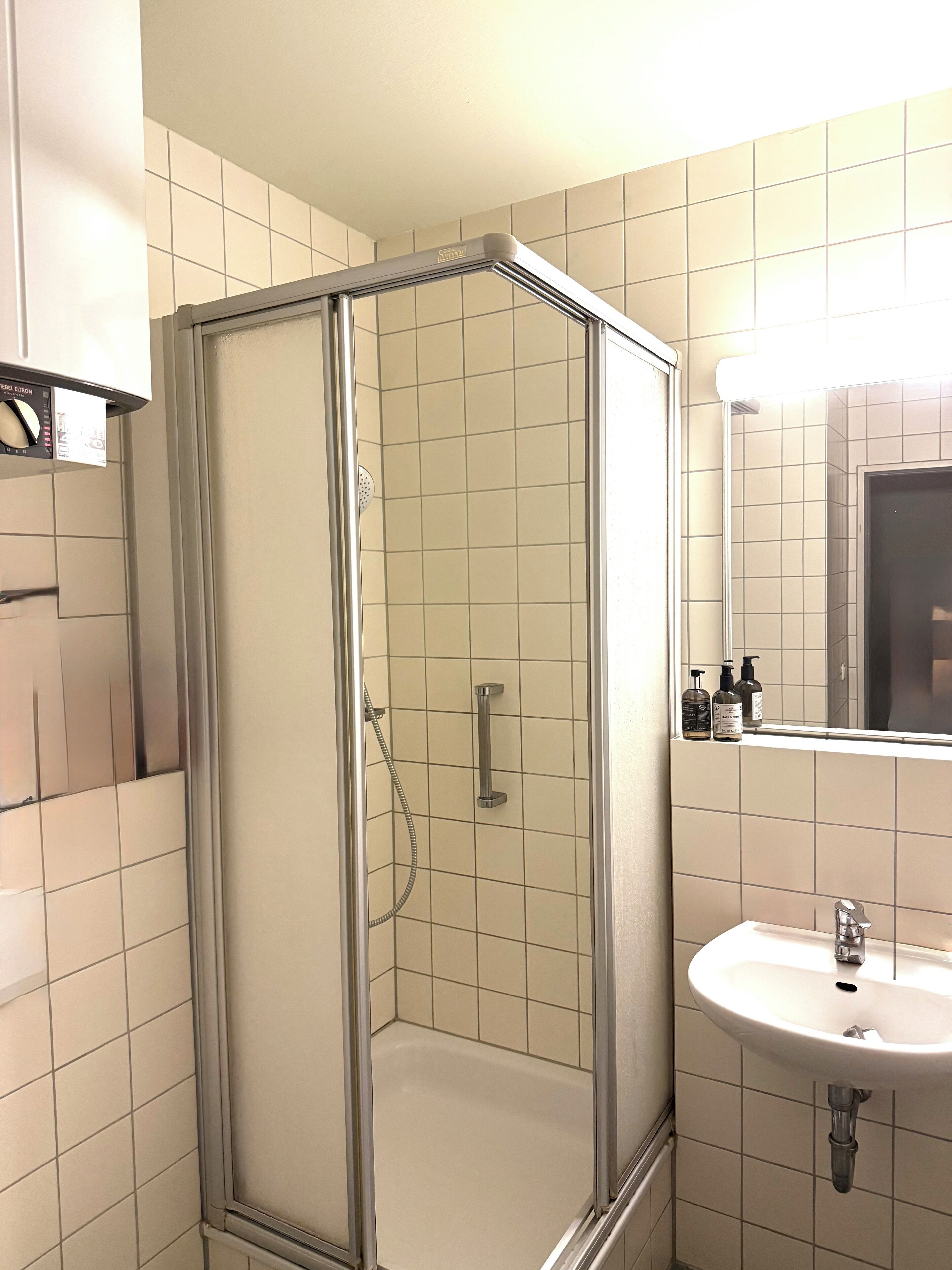 Dusche, Haartrockner, Handtücher, Seife