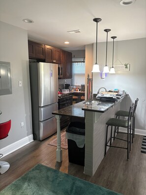 Suite | Private kitchen | Full-size fridge, microwave, oven, stovetop - Diamond Crown Loft (Philadelphia)