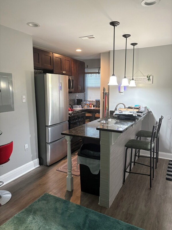 Suite | Private kitchen | Full-sized fridge, microwave, oven, stovetop - Diamond Crown Loft (Philadelphia)