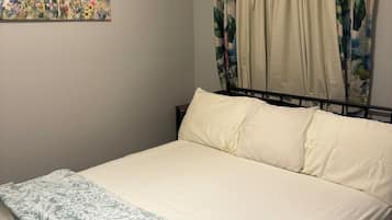 Suite | Desk, laptop workspace, iron/ironing board, free WiFi