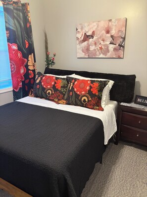 Suite | Desk, laptop workspace, iron/ironing board, free WiFi - Diamond Crown Loft (Philadelphia)