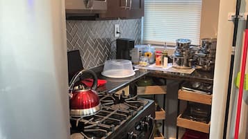 Suite | Cuisine privée | Grand réfrigérateur, micro-ondes, four, plaque de cuisson