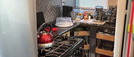 套房 | 私人厨房 | 大冰箱、微波炉、烤箱、炉灶