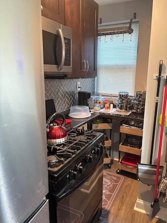 Suite | Private kitchen | Full-size fridge, microwave, oven, stovetop