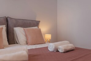 Tabla de planchar con plancha, wifi y ropa de cama