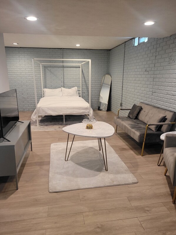 3 bedrooms, iron/ironing board, internet, bed sheets