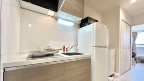 Una cuina moderna amb forn integrat, rentamigles i nevera.