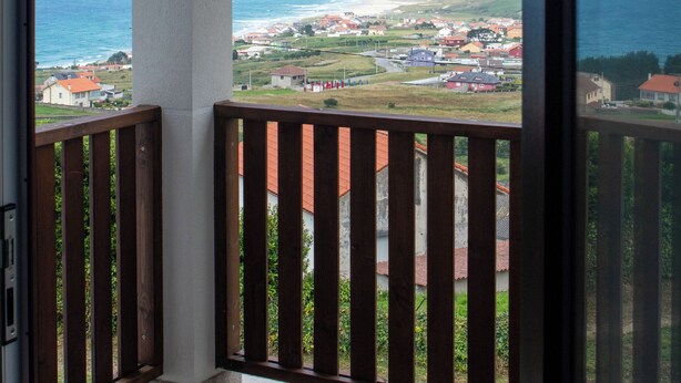 Un balcón con vista al océano y a la playa.