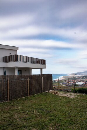 المنطقة المحيطة بالمنشأة