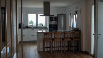 Frigorífic, microones, forn i placa de cuina