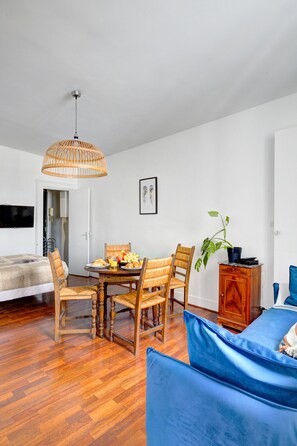 Studio City - 1 dubbelsäng med bäddsoffa - icke-rökare - utsikt mot innergården | Strykjärn/strykbräda, barnsängar, gratis wi-fi och sängkläder