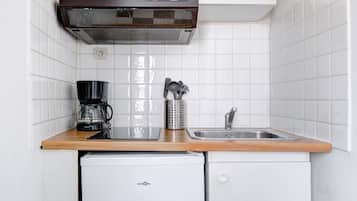 Studio Kota, 1 Tempat Tidur Double dengan tempat tidur Sofa, Bebas Asap Rokok, pemandangan halaman | Dapur pribadi | Mesin espresso, mesin pembuat kopi/teh, dan ketel listrik