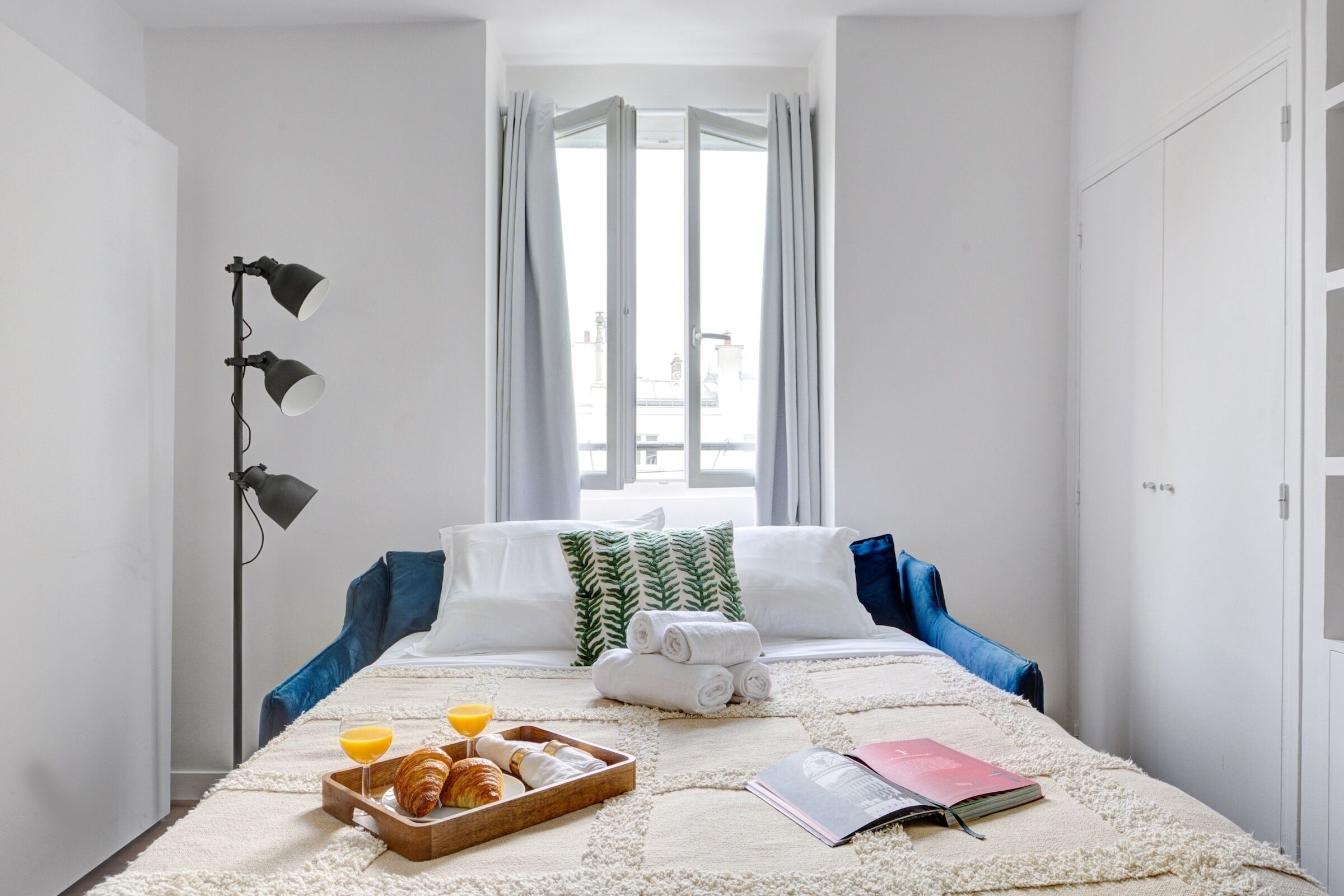 都會開放式客房, 1 張標準雙人床及 1 張梳化床, 非吸煙房, 庭園景 | 熨斗/熨衫板、嬰兒床 (收費)、免費 Wi-Fi、床單