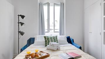 City Studio, 1 Double Bed with Sofa bed, Non Smoking, Courtyard View | Iron/ironing board, cribs/infant beds, free WiFi, bed sheets