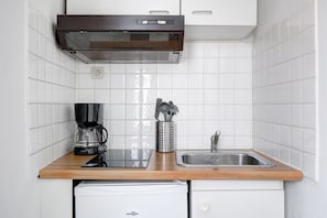 Studio City - 1 dubbelsäng med bäddsoffa - icke-rökare - utsikt mot innergården | Eget kök | Espressobryggare, kaffe- och tebryggare, vattenkokare och brödrost