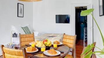 City Studio, 1 Double Bed with Sofa bed, Non Smoking, Courtyard View | Iron/ironing board, cribs/infant beds, free WiFi, bed sheets