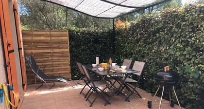 GĂźte 'Le ChĂȘne Vert' chez Heike et Didier, piscine partagĂ©e, Wi-Fi et climatisation