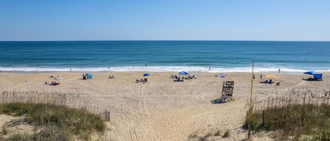 Una spiaggia nelle vicinanze