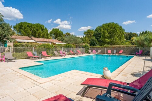 Holiday Home "Gîte Le Micocoulier" with Shared Pool, Wi-Fi and Air Conditioning