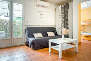 TV - Holiday Home "Gîte Le Micocoulier" with Shared Pool, Wi-Fi and Air Conditioning (Saint-Christol-lès-Alès)
