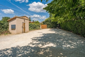 Property grounds - Gîte 'Le Murier Platane' with Shared Pool, Wi-Fi & AC - Heike & Didier (Saint-Christol-lès-Alès)