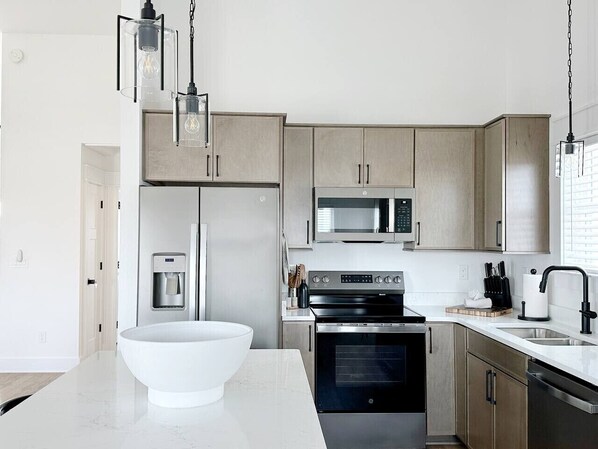 Fridge, microwave, oven, stovetop