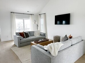 TV - New Luxury Beach Home! Walk To The Beach! (Kill Devil Hills)