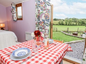 Outdoor dining - Brondel Luxury Shepherd's Hut (Aberystwyth)