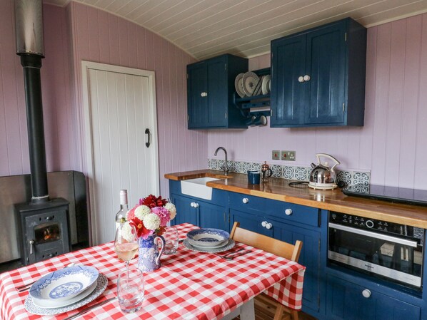 Dining - Brondel Luxury Shepherd's Hut (Aberystwyth)