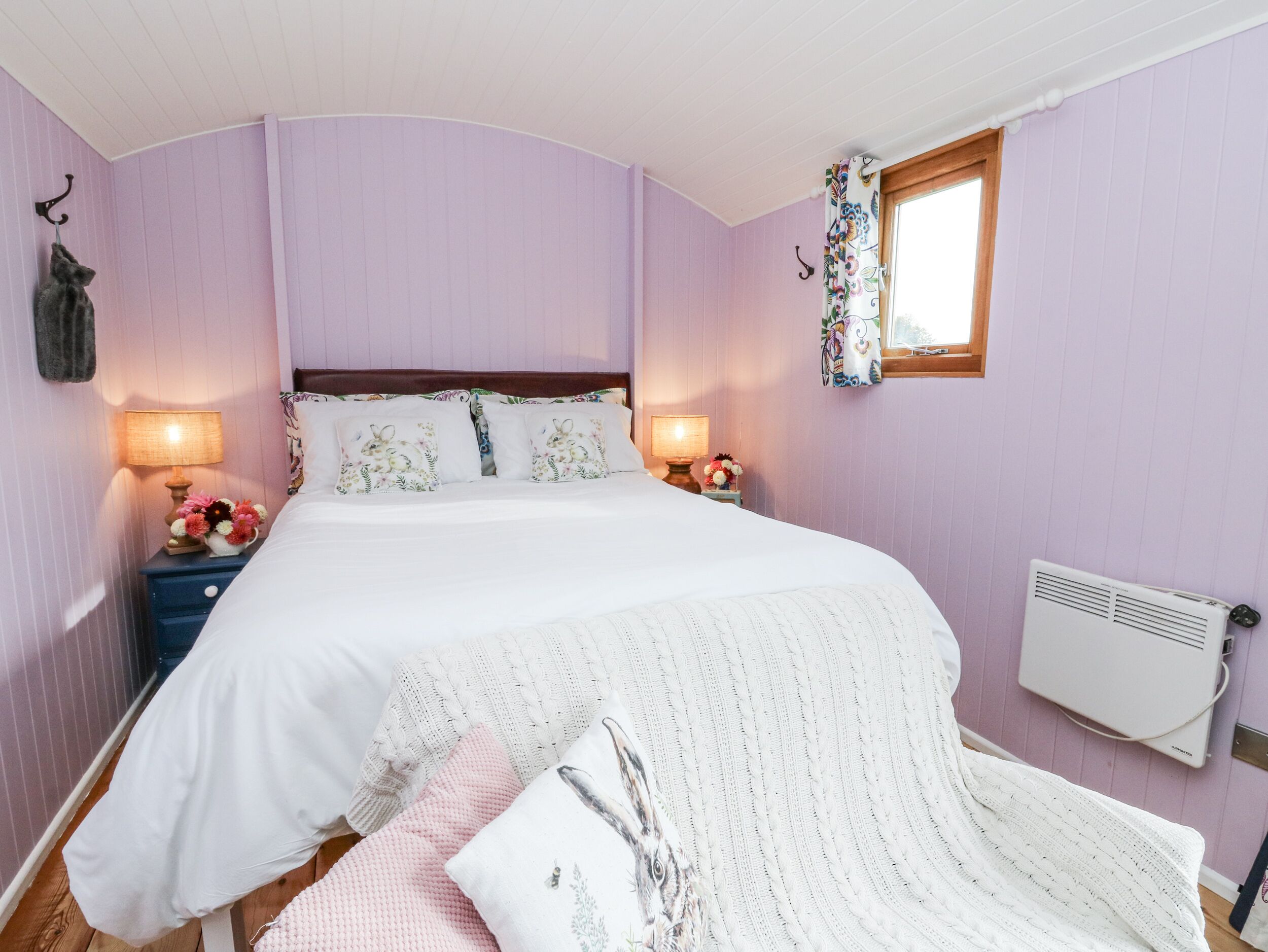 1 Schlafzimmer, individuell dekoriert, individuell eingerichtet