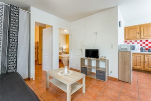 2 bedrooms, WiFi - Gîte 'Le Pin Parasol' with Shared Pool, Wi-Fi & Air Conditioning by Heike and Didier (Saint-Christol-lès-Alès)